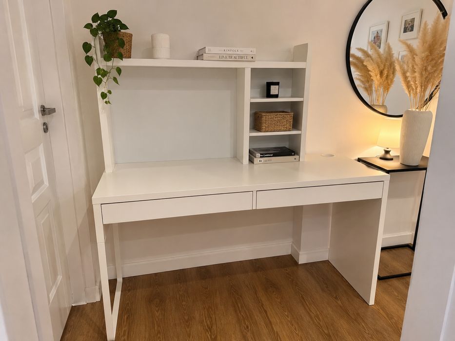 IKEA MICKE biurko 142 cm + nadstawka – białe