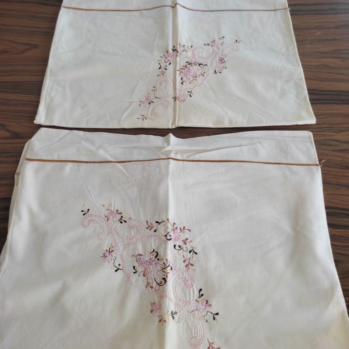 Lençol e almofadas bordados
