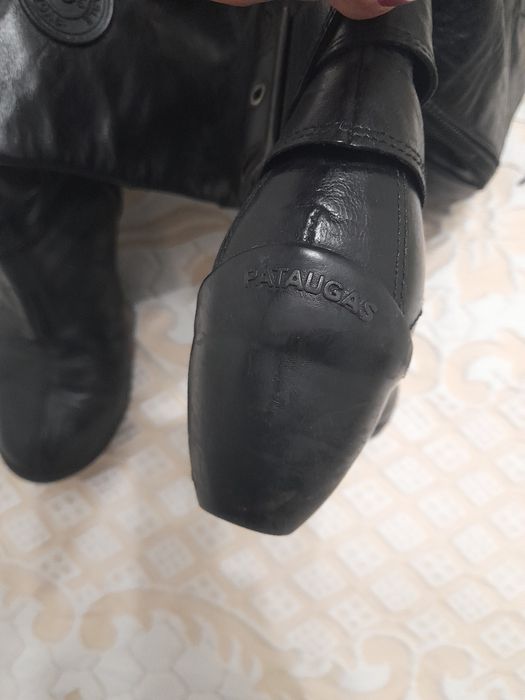 Botas em pele pretas de cano alto, marca Pataugas