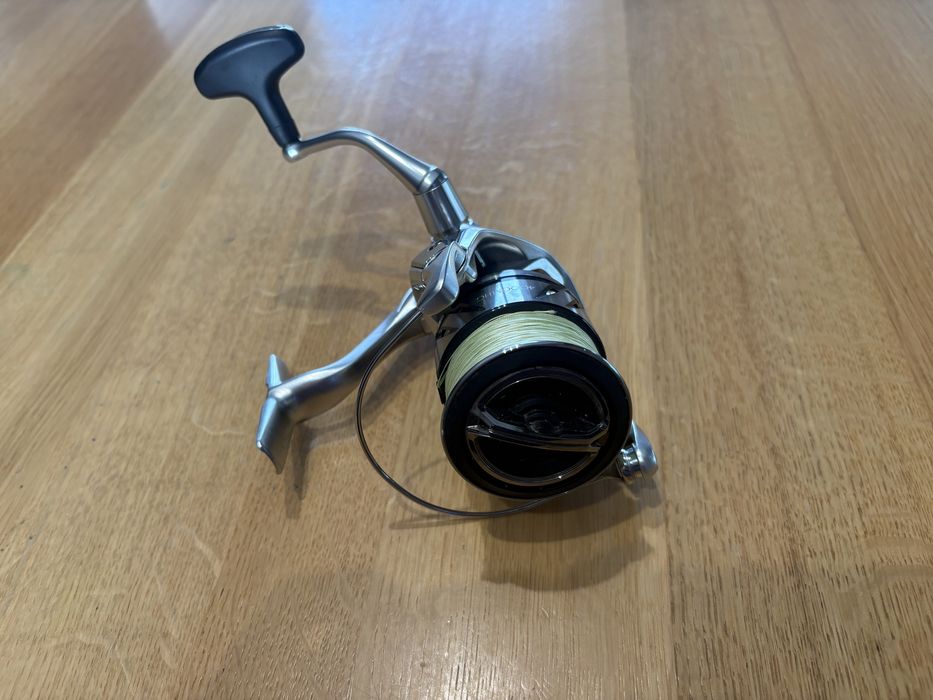 Kołowrotek Shimano STRADIC FM 4000M MHG (5,7:1) + plecionka Daiwa gratis