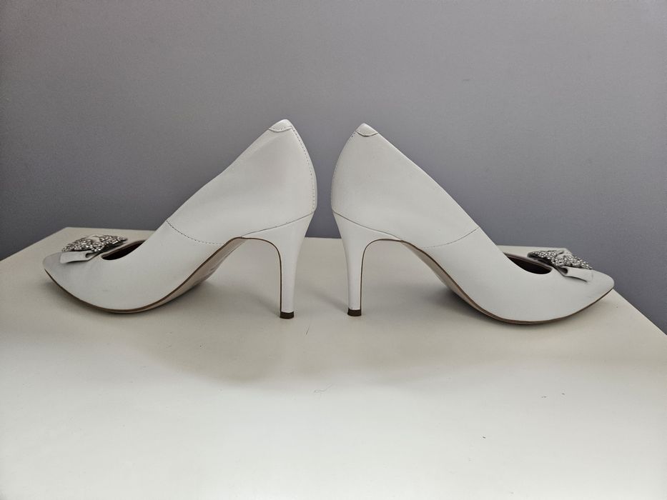 Ślubne czółenka perłowe z klamrą