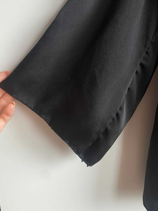 Blusa preta tipo cetim