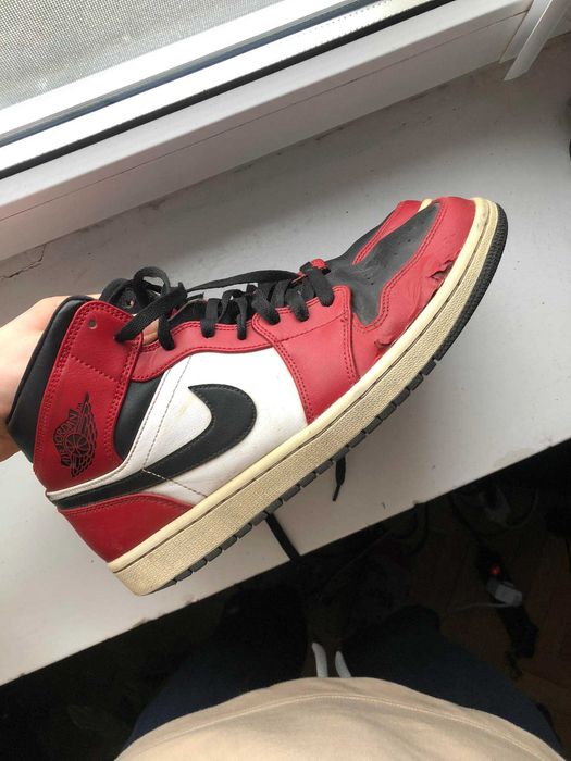 Air Jordan 1 Mid Chicago Black Toe