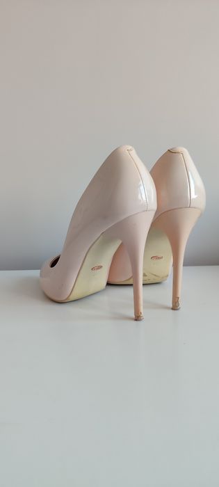 Szpilki lakierowane beżowe kremowe r.39 Vices  11cm