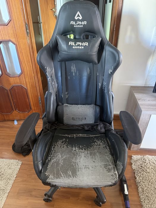 Cadeira Gamer Alpha preta em exelente estado mecânico.