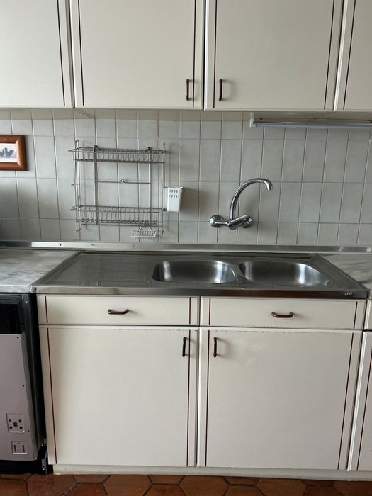 Cozinha branca com pedra marmore