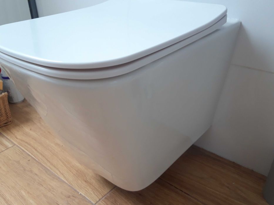 Miska wisząca jak nowa WC Bravia bezkołnierzowa deska wolnoopadająca