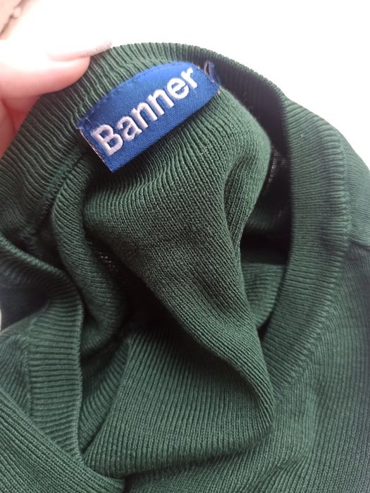 Светр, темно-зеленого кольору, з декольте