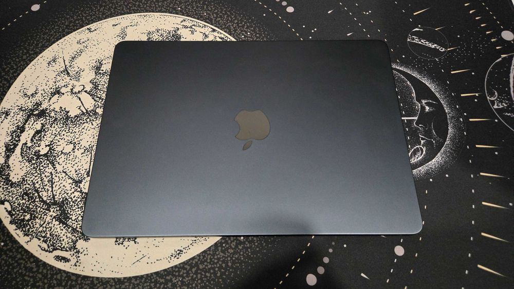MacBook Air 13" Apple M3 2024 com 16Gb v26.1 Imaculado em caixa