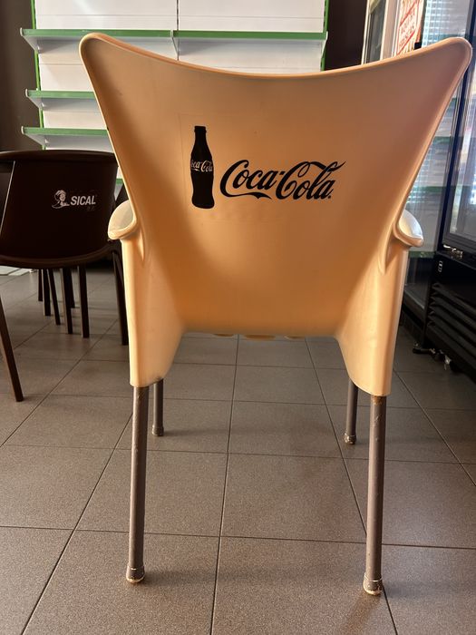 Cadeiras brancas plastico