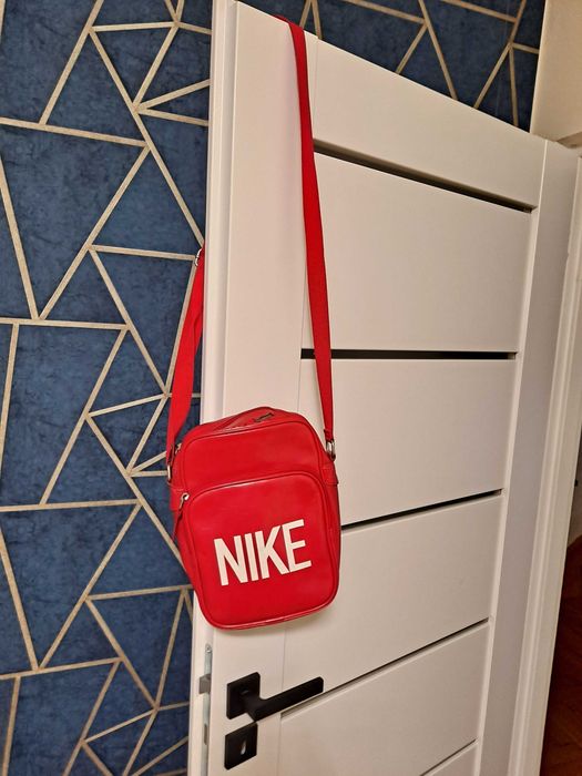 czerwona torebka Nike