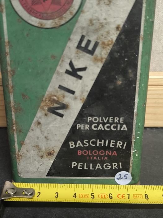 Lata Antiga Nike Baschieri Pellagri
Lata antiga da marca Nike, da Basc