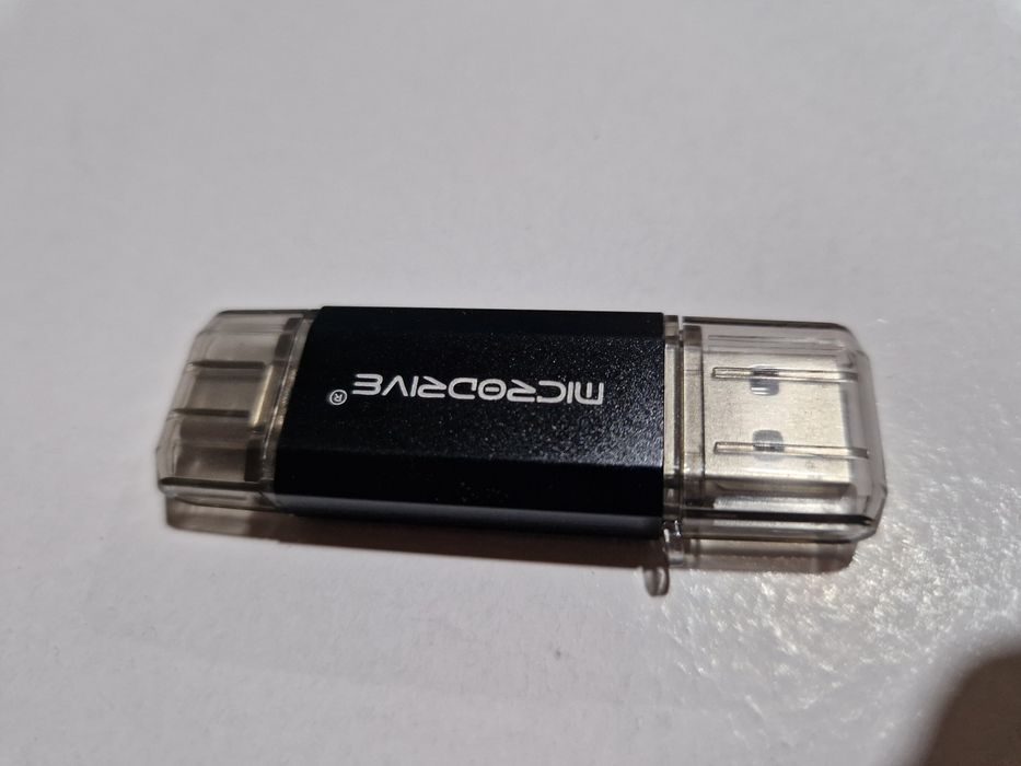 Pen drive USB e tipo C,  com 128GB de memória.  Nova