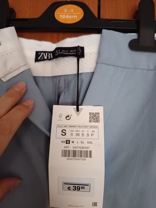 Calças largas de fato tom azul com vinco