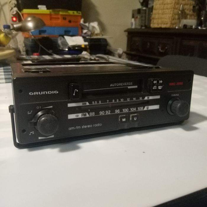 Rádio automóvel antigo