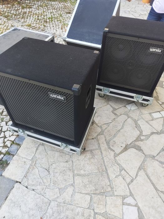 Duas colunas de viola baixo
