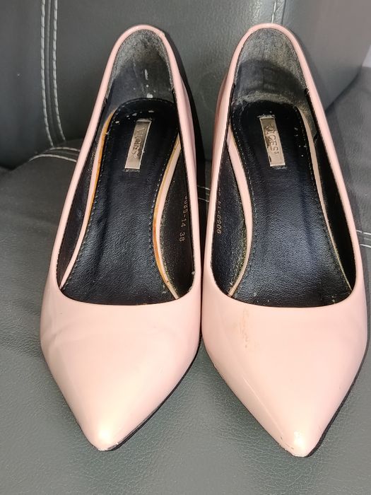 Buty na niewysokiej szpilce. 38, 24.5 cm