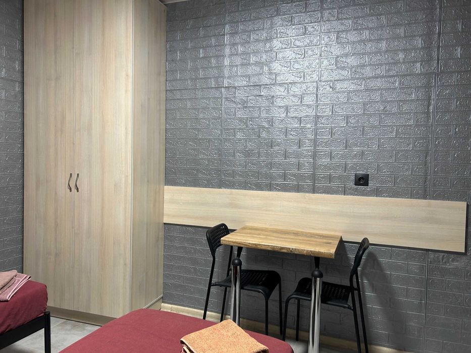 Оренда студії  в цоколі-дешева ціна (з великим вікном)