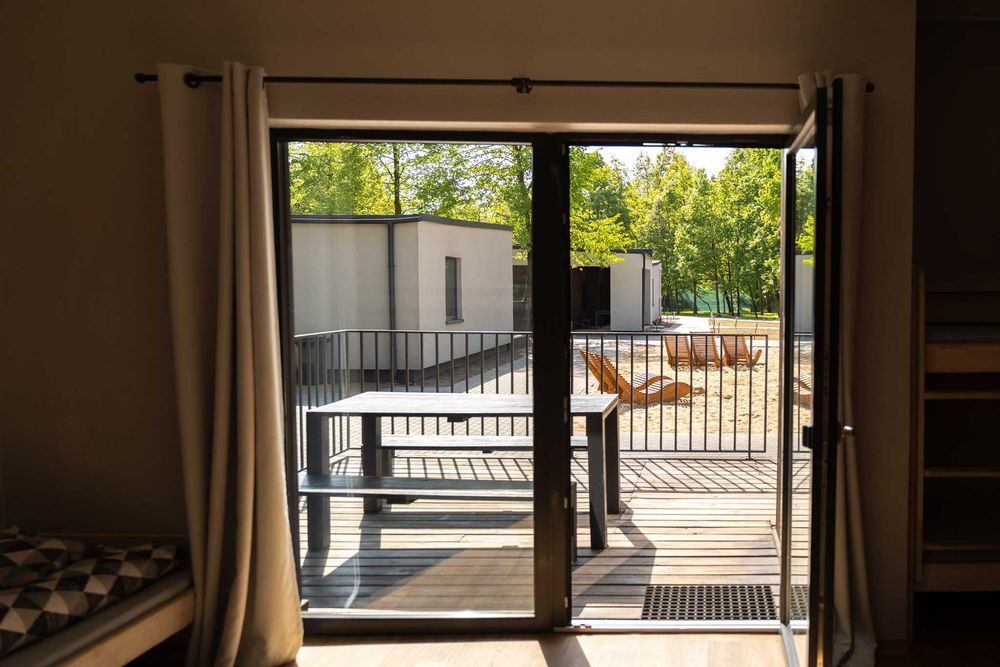 Domki w lesie nad jeziorem | Nocleg | Mrówki | Aktywna majówka 2026