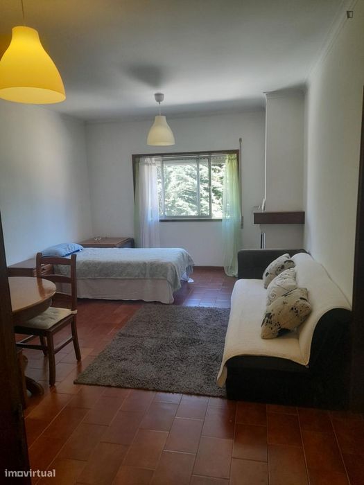 Quarto - localizado em Lordelo do Ouro Porto