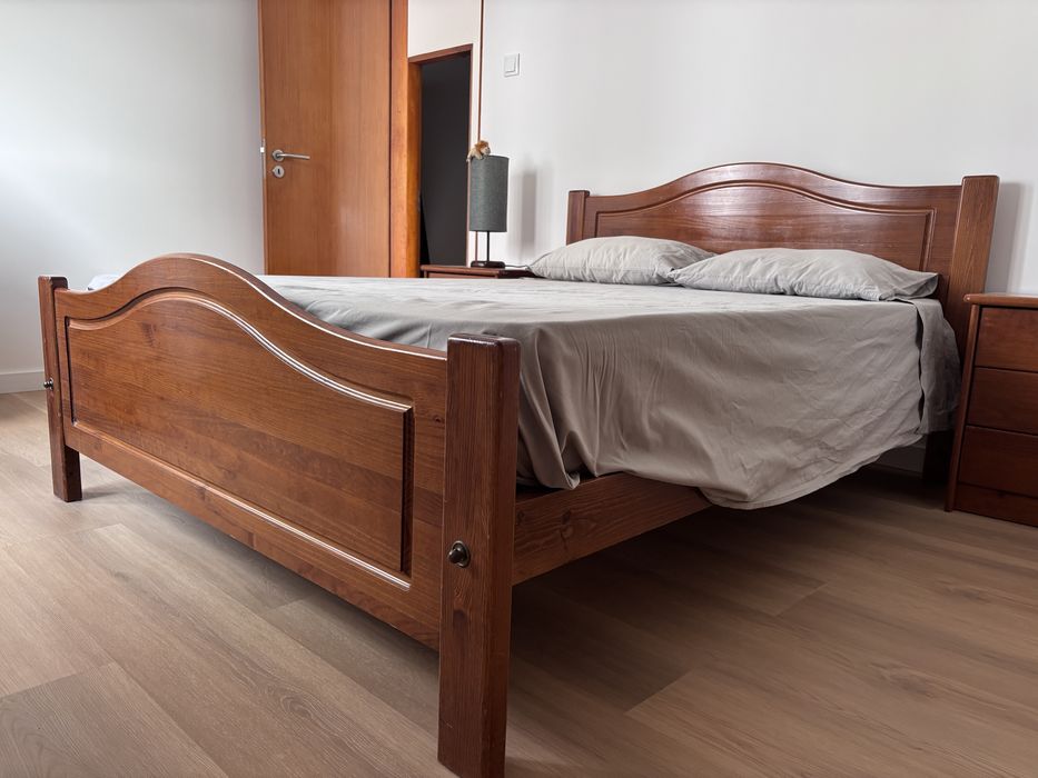 Cama de casal em madeira maciça + 2 mesas de cabeceira + estrado
