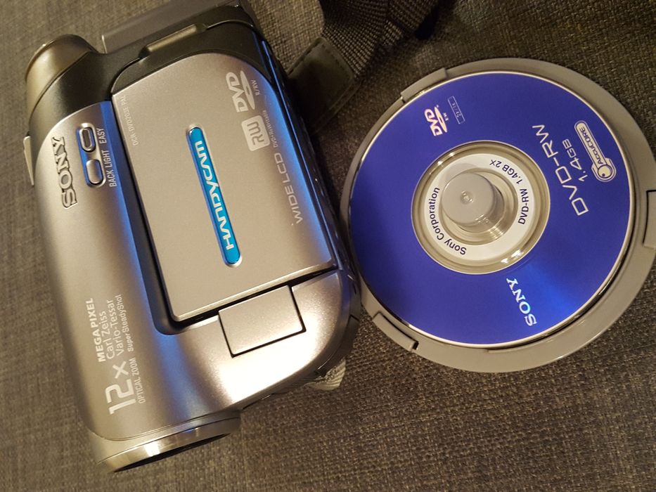 Sony Handycam DVD-RW + CaseLogic Carry Case + DVDs64564348630146121