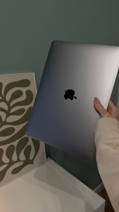 MacBook Air M1 13.3"
Pamięć: 8GB RAM
Dysk: 256GB SSD
Ba