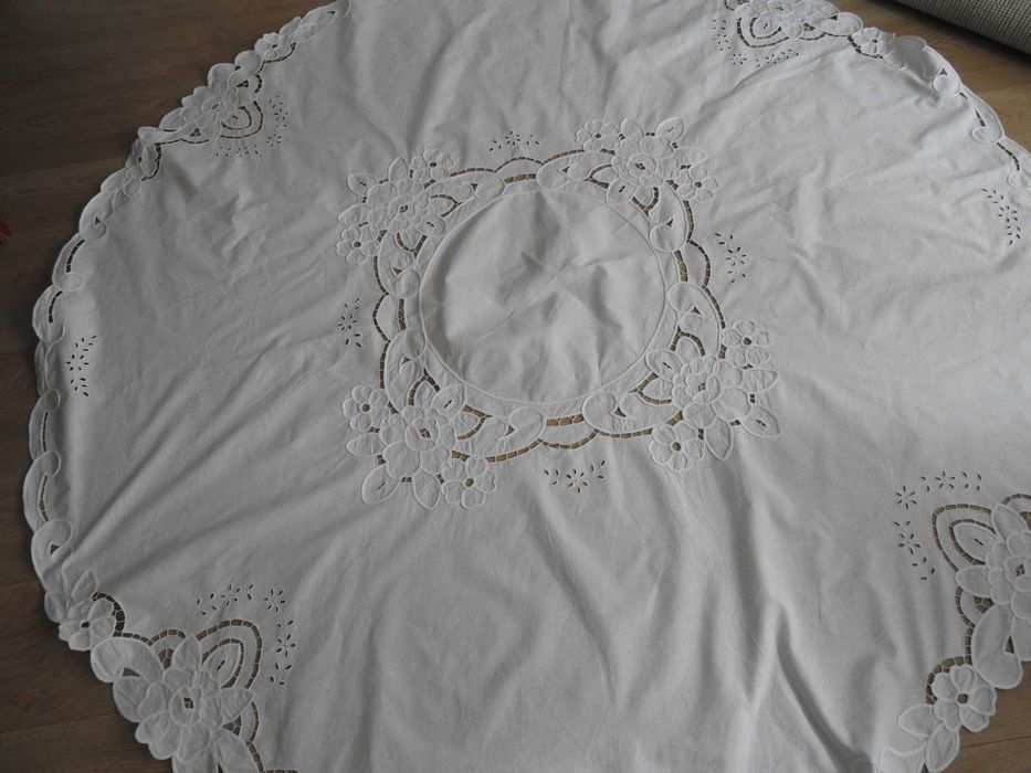 Obrus z Haftem-średnica-170 cm.