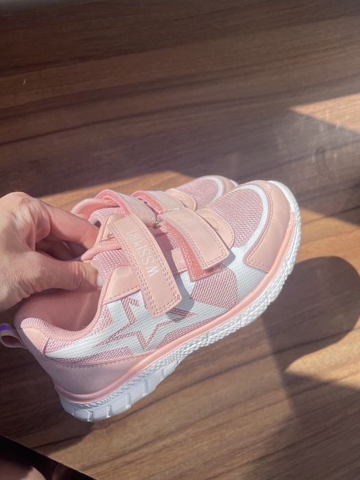 Кросівки для дівчинки