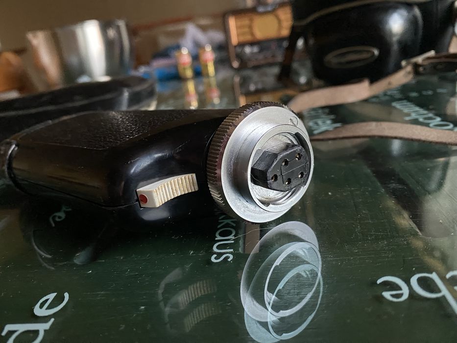 Máquina fotográfica Voigtländer Vitrona completa com estojo e punho.