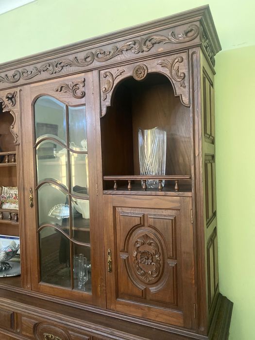 Estante com cristaleira