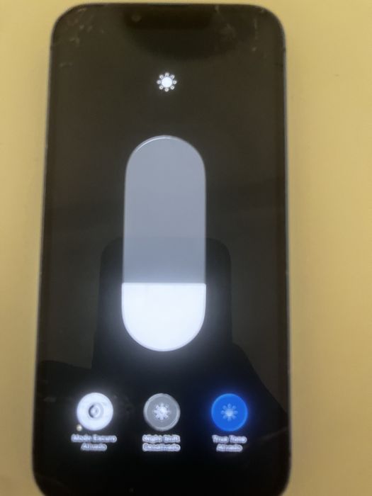 Iphone 13, com a tela partida, mas totalmente funcional