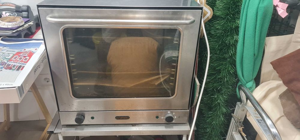 Forno Unox com tabuleiros
