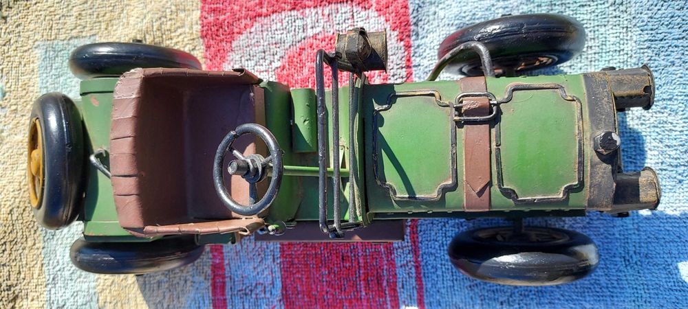 Carro verde em metal replica de carro antigo