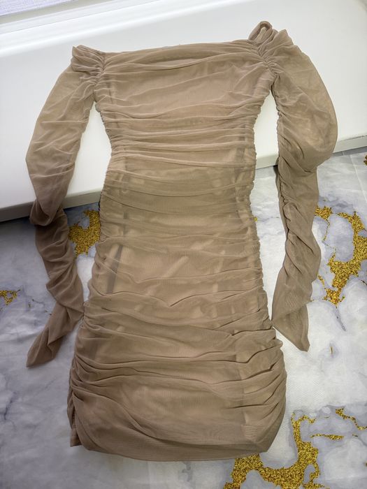 Стильна бежева сукня