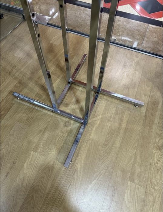 Стійка для одягу