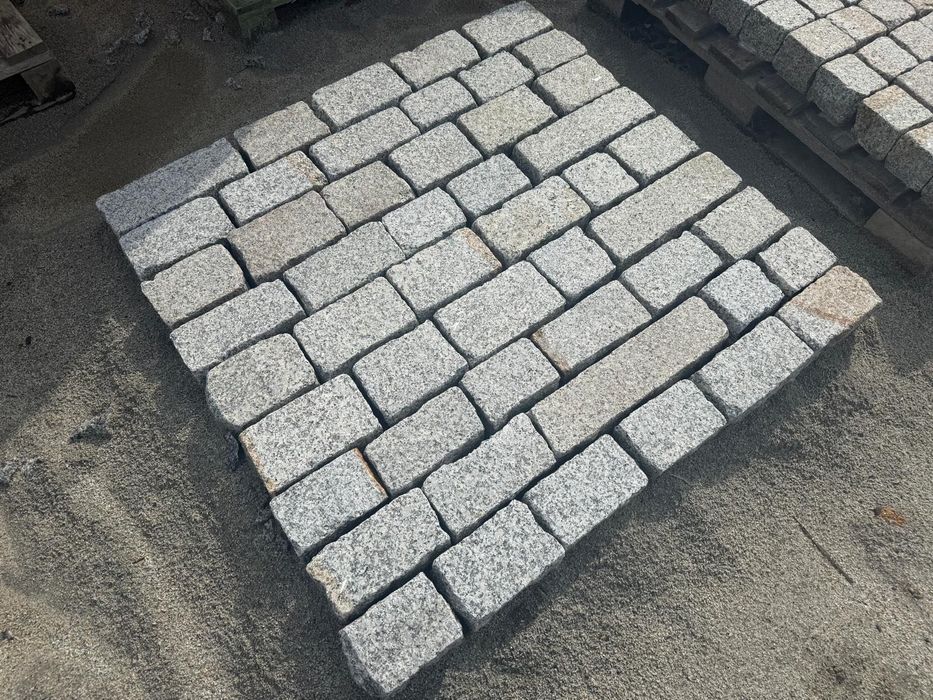 Kostka granitowa, płomieniowana 10/10 długość od 12 do 30 cm, palisada