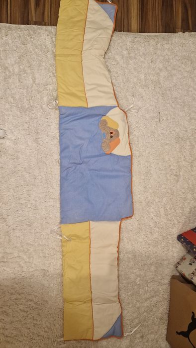 Conjunto de 3 peças para berço ToysRus
Protetor de berço; 70cm + 70cm