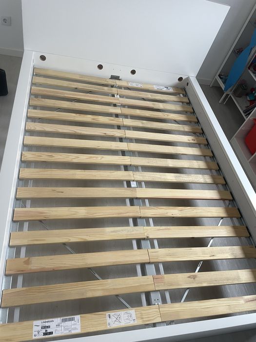 Cama branca com estrado