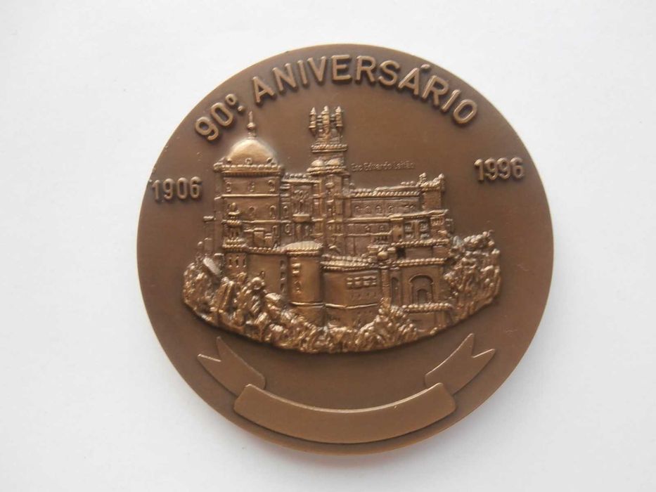Várias medalhas de bombeiros