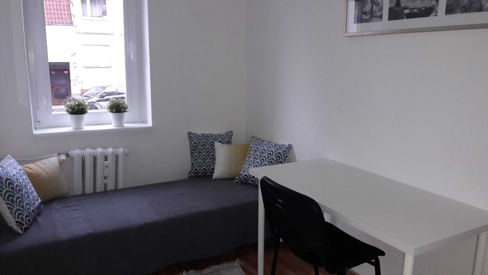 1-os. z antresolą , 5 minut pieszo do Galerii Dominikańskiej, mieszkanie 2 pokojowe