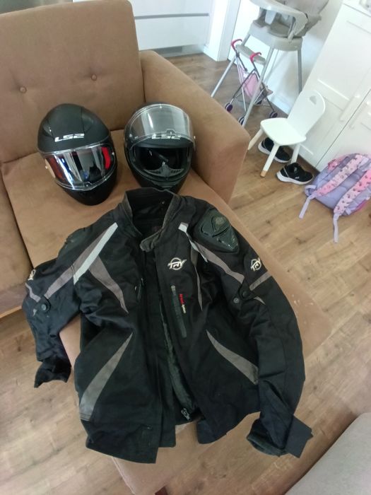 Capacetes e casaco para moto