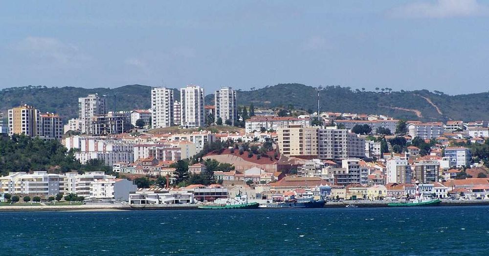 Trespasse de Padaria com Fábrica + Pastelaria em Funcionamento em Setúbal