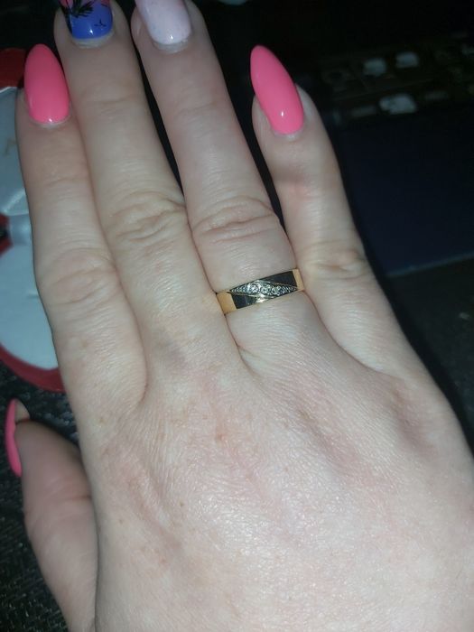 Obrączka z diamentami apart