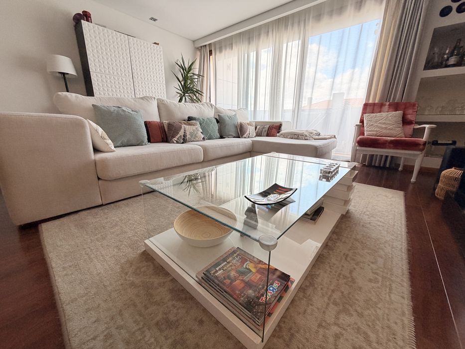 Mesa de Centro Moderna com Tampo em Vidro – Design Elegante