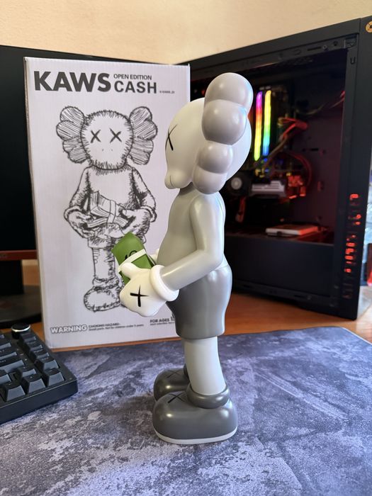 Boneco Kaws Cash