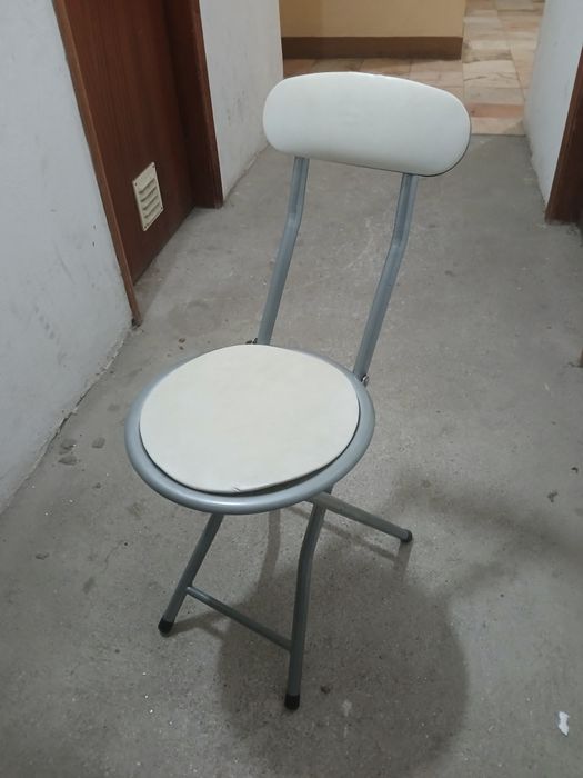 Cadeira pequena branca
