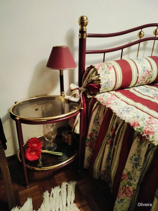Cama de ferro, mesas cabeceira e candeeiros