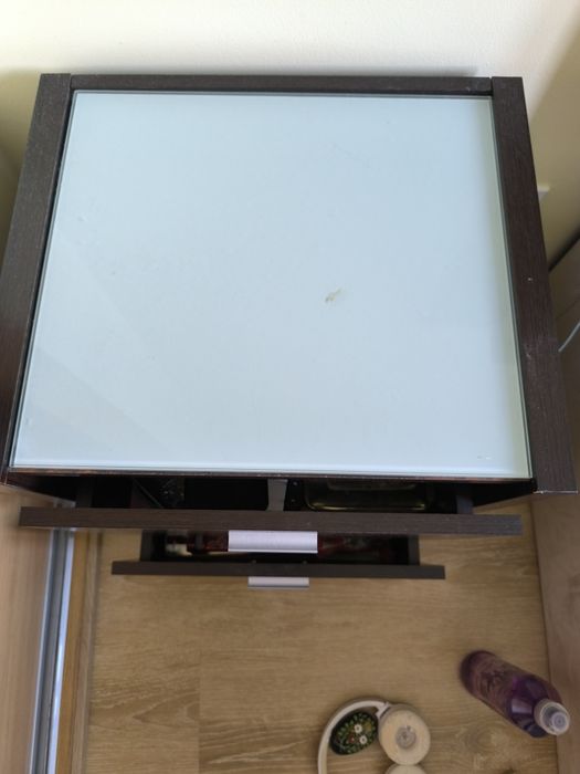 Mesa de cabeceira com vidro