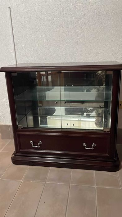 Vitrine em Madeira com Portas de Vidro e Interior Espelhado – Excelente Estado
